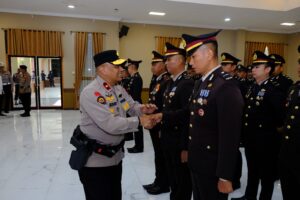 445 Personel Polda Kaltim Terima Tanda Kehormatan Satyalencana Pengabdian 1 WhatsApp Image 2026 01 26 at 09.39.01