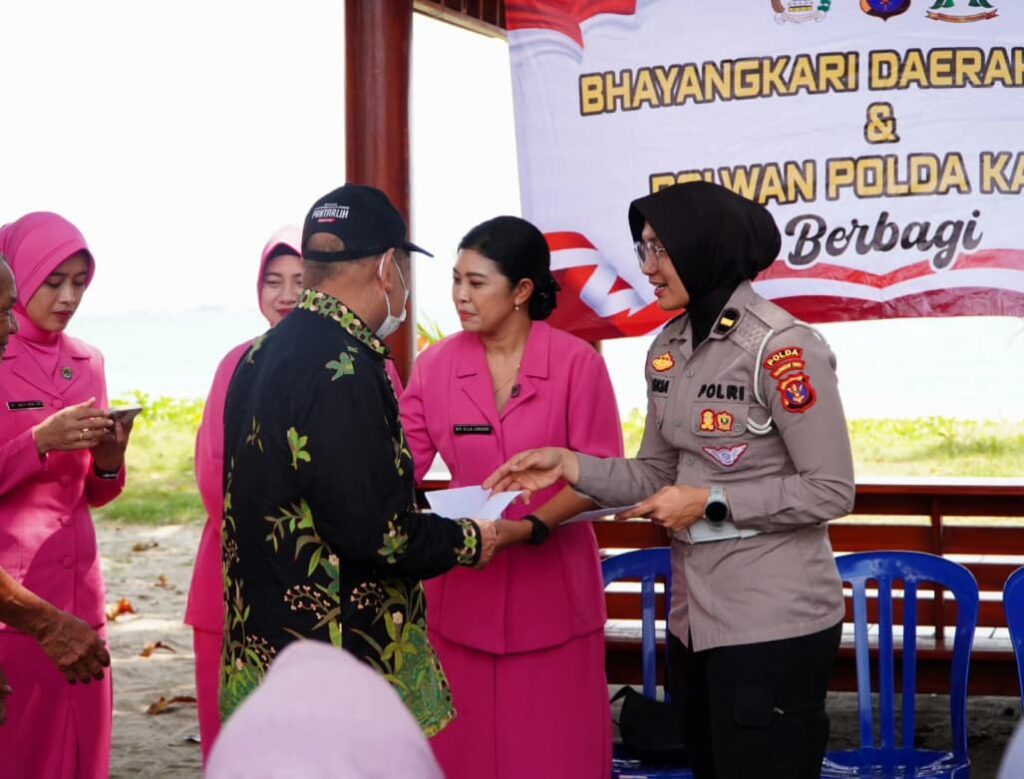 Polwan Polda Kaltim Bersama Bhayangkari Berbagi Tali Asih kepada Warga Klandasan Ilir WhatsApp Image 2026 01 26 at 15.20.54
