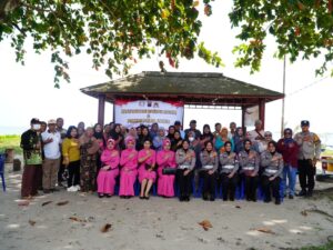 Polwan Polda Kaltim Bersama Bhayangkari Berbagi Tali Asih kepada Warga Klandasan Ilir 1 WhatsApp Image 2026 01 26 at 15.20.55
