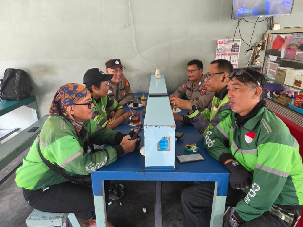 Ditbinmas Polda Kaltim Gelar Binluh “Warung Ojol Kamtibmas”, Serap Aspirasi Driver Ojek Online di Balikpapan WhatsApp Image 2026 01 27 at 05.39.40