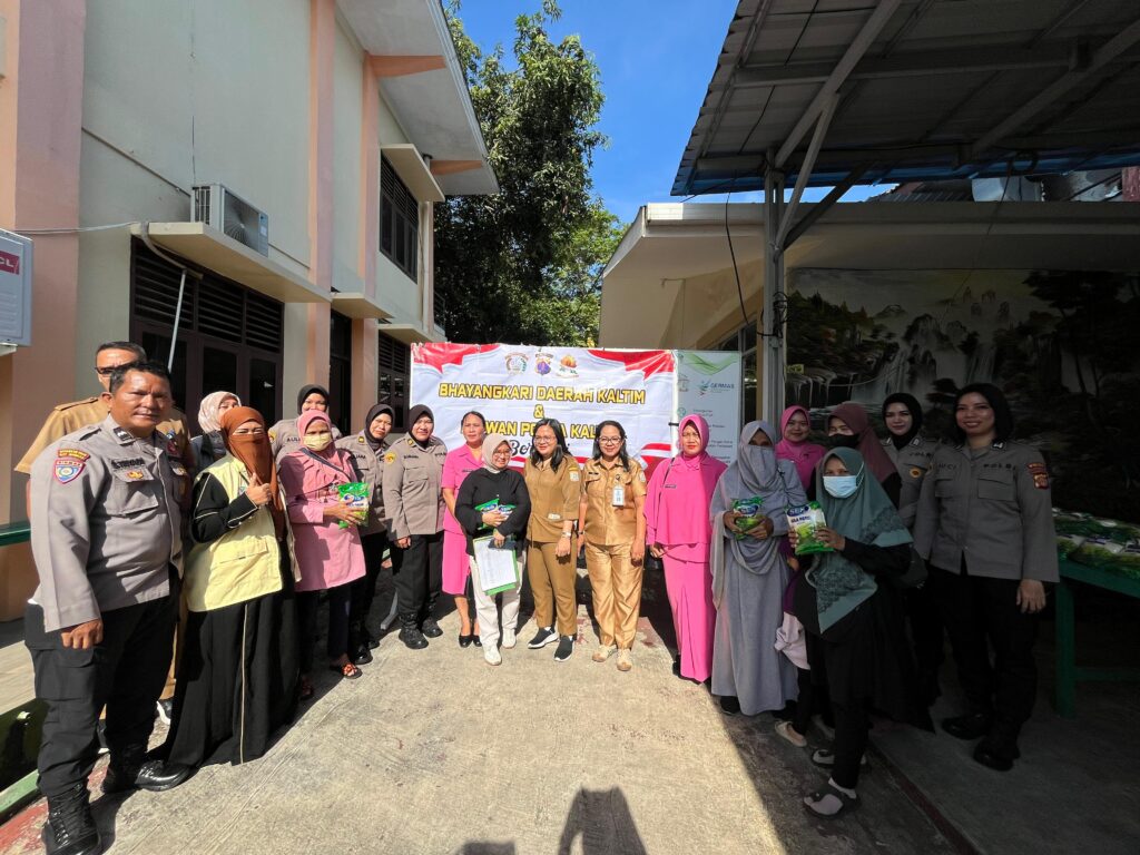 Polwan dan Bhayangkari Biro Logistik Polda Kaltim Salurkan Bantuan Sosial kepada Warga di Balikpapan WhatsApp Image 2026 01 27 at 11.21.14