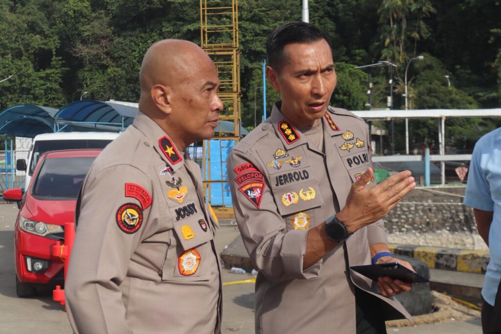 Wakapolda Kaltim Tinjau Langsung Insiden Kapal Feri Miring di Pelabuhan Semayang, Personel Gabungan Gerak Cepat Lakukan Evakuasi Korban WhatsApp Image 2026 01 28 at 09.41.32
