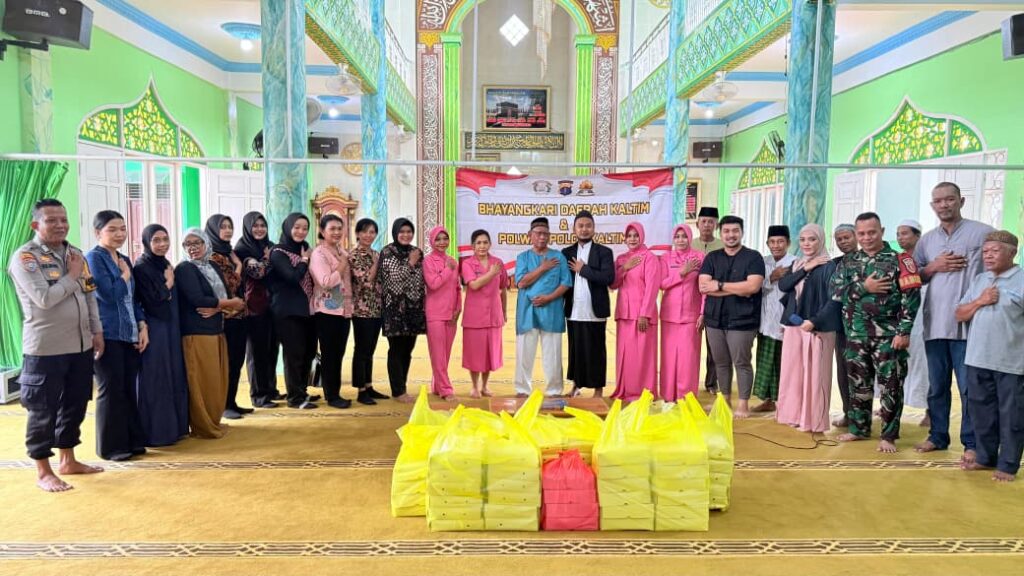 Polwan dan Bhayangkari Polda Kaltim Berbagi di Masjid Darussalam, Wujud Kepedulian kepada Masyarakat WhatsApp Image 2026 01 30 at 11.52.02