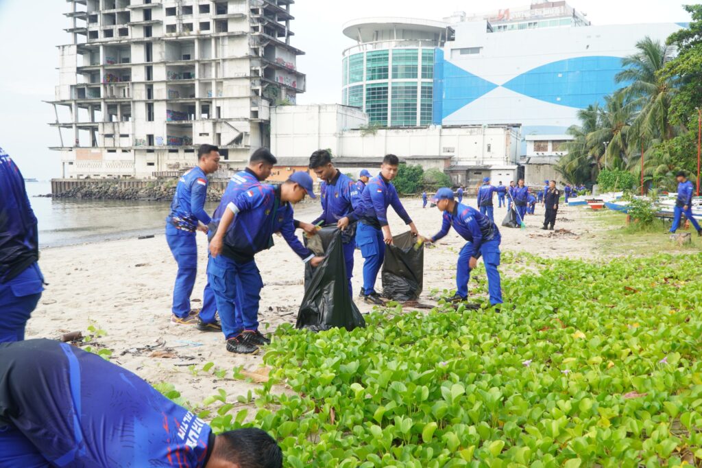 Peduli Lingkungan, Ditpolairud Polda Kaltim Turun Langsung Bersihkan Sampah di Pesisir WhatsApp Image 2026 01 30 at 12.50.59