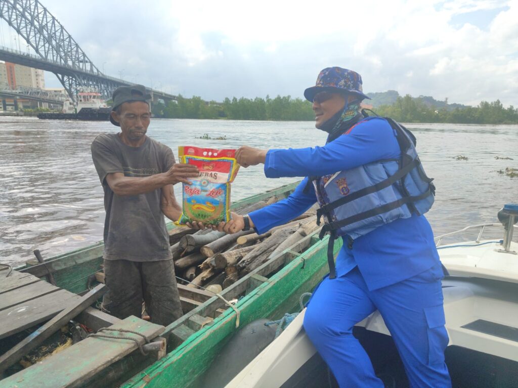 Jumat Berbagi, Sat Polairud Polresta Samarinda Bagikan Paket Sembako untuk Masyarakat Pesisir Mahakam WhatsApp Image 2026 01 31 at 12.44.17