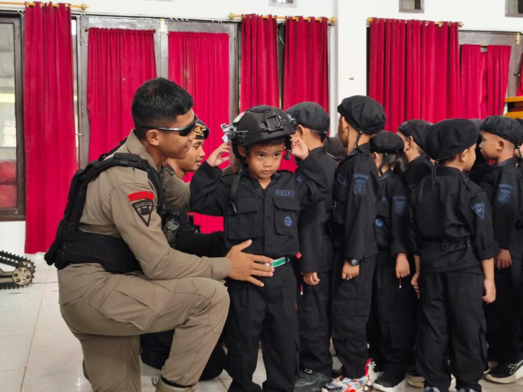Brimob Kaltim Tanamkan Edukasi Profesi Kepolisian Sejak Dini Lewat Program Polisi Sahabat Anak brimob 1
