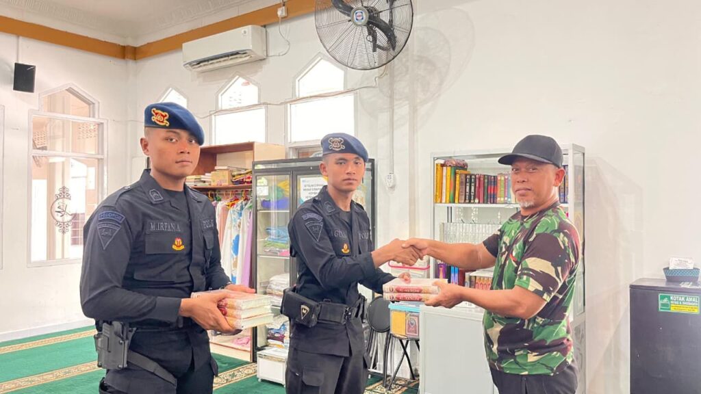 Satbrimob Polda Kaltim Gelar Jumat Berkah, Salurkan Mushaf Al-Qur’an ke Masjid Jami Al Ikhlas brimob 2
