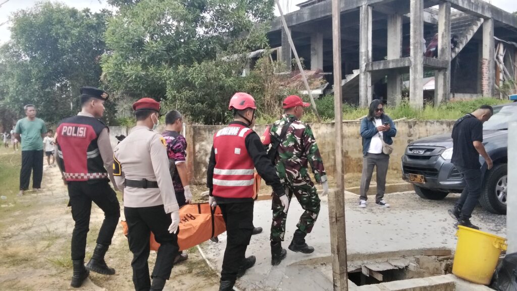 TNI-Polri Sigap Bantu Evakuasi Korban Gantung Diri di Balikpapan brimob 4