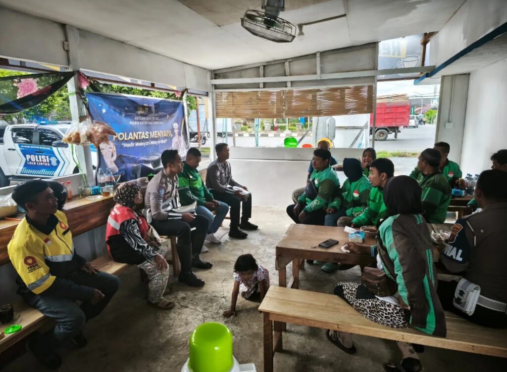 Polda Kaltim Perkuat Silaturahmi dan Kepercayaan Publik Lewat Pembinaan di Warung Ojol Kamtibmas ojol2