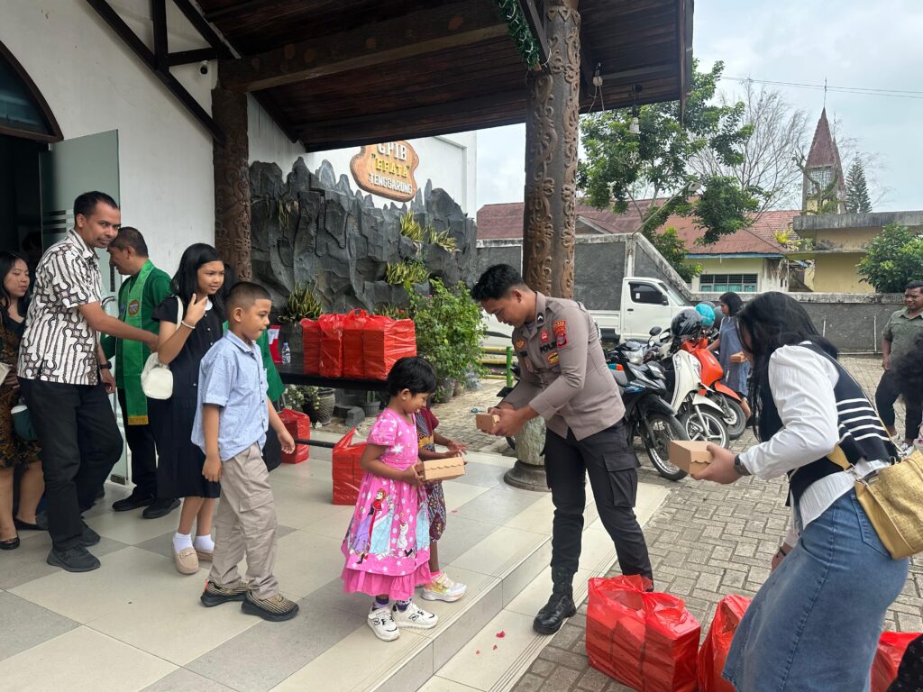 Bangun Kedekatan dengan Masyarakat, Sidokkes Polres Kukar Hadiri Minggu Kasih Bersama Jemaat GPIB Efata Tenggarong WhatsApp Image 2026 02 02 at 07.40.03
