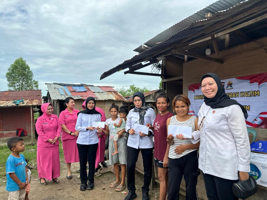 Terus Tebar Kepedulian, Polwan Polda Kaltim Bersama Bhayangkari Salurkan Tali Asih kepada Masyarakat Sepinggan Baru WhatsApp Image 2026 02 03 at 13.34.22