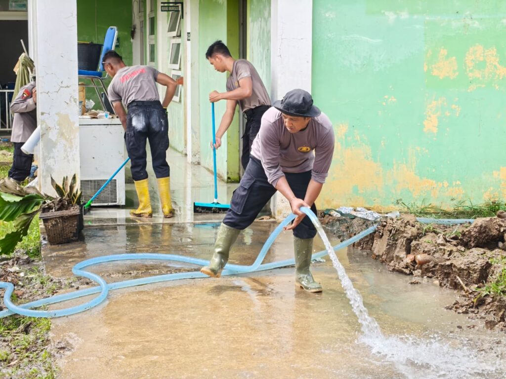 Terus Bergerak dalam Aksi Kemanusiaan, Personel BKO Sat Brimob Polda Kaltim Gelar Kerja Bakti di Puskesmas Babah Buloh Aceh Utara WhatsApp Image 2026 02 03 at 14.13.09
