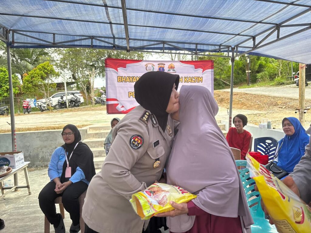 Polwan Bid Humas Polda Kaltim Bersama Bhayangkari Gelar Aksi Berbagi di Posyandu Graha Indah Balikpapan WhatsApp Image 2026 02 04 at 13.01.46