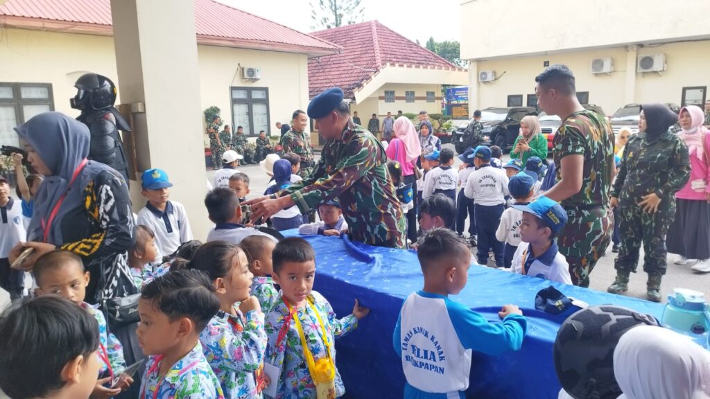 Batalyon A Pelopor Satbrimob Polda Kaltim Gelar Edukasi Kepolisian bagi Ratusan Siswa TK di Balikpapan WhatsApp Image 2026 02 05 at 08.19.22