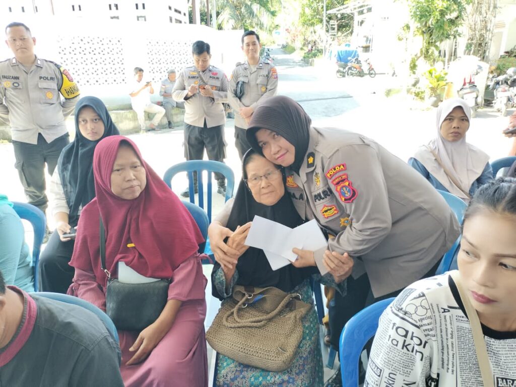Polwan dan Bhayangkari Biro Rena Polda Kaltim Gelar Aksi Sosial Berbagi kepada Warga di Balikpapan WhatsApp Image 2026 02 05 at 12.51.27