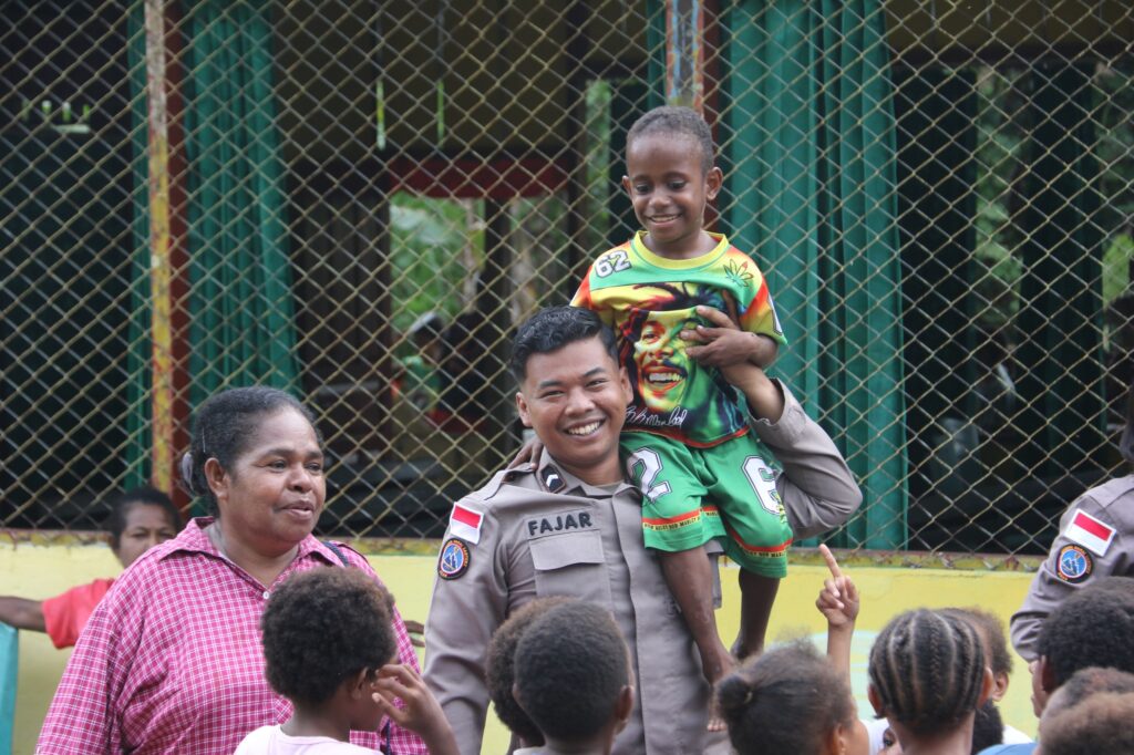 Bangun Kedekatan Sejak Dini, Personel Ops Damai Cartenz 2026 Gelar Belajar dan Bermain Bersama Anak Taman Baca Koya Tengah WhatsApp Image 2026 02 06 at 08.30.03