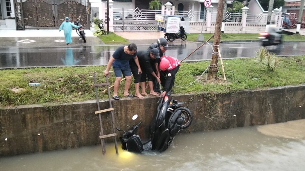 Terima Laporan Sepeda Motor Masuk Sungai di Balikpapan Baru, Sat Brimob Polda Kaltim Sigap Bantu Evakuasi WhatsApp Image 2026 02 06 at 09.46.06