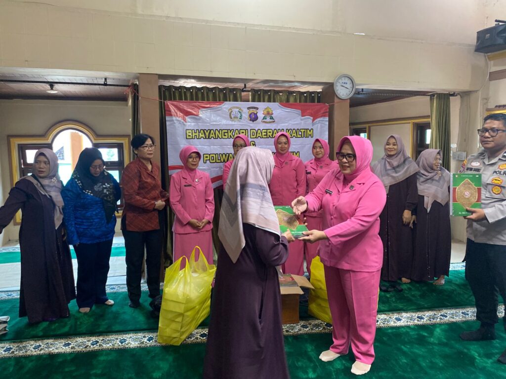 Wujud Kepedulian Sosial, Polwan Polda Kaltim Bersama Bhayangkari Berbagi di Masjid Al-Amir WhatsApp Image 2026 02 06 at 10.32.04