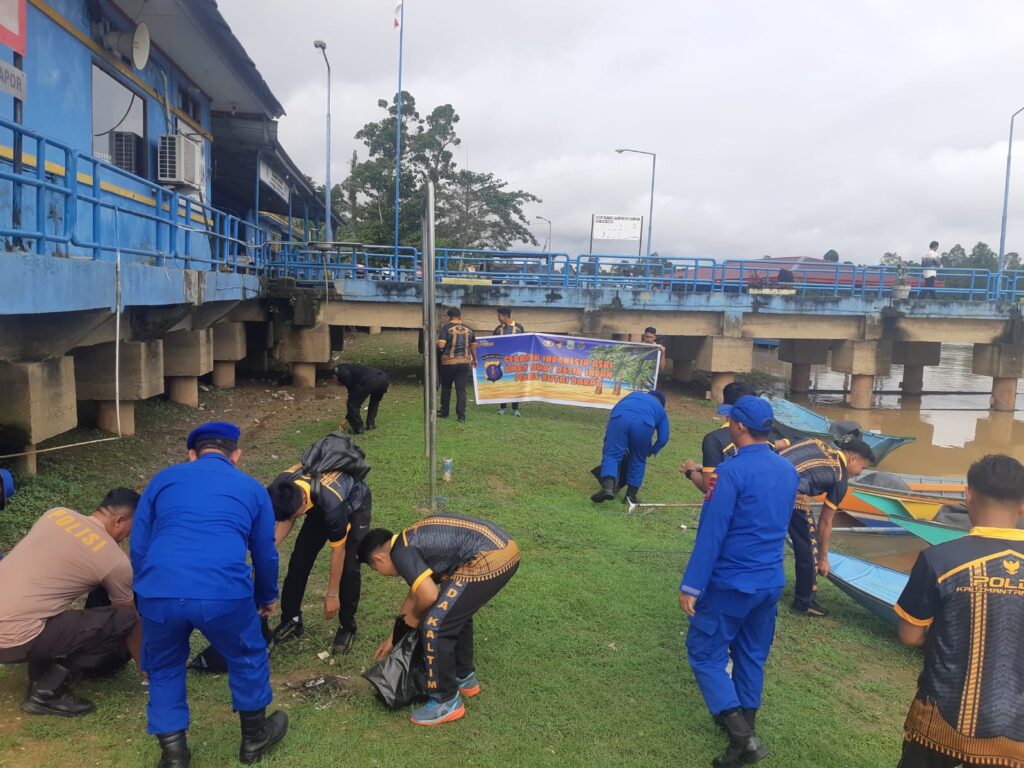 Peduli Lingkungan, Polres Kubar Gelar Aksi Bersih-Bersih di Kawasan Pelabuhan Melak WhatsApp Image 2026 02 06 at 12.15.55