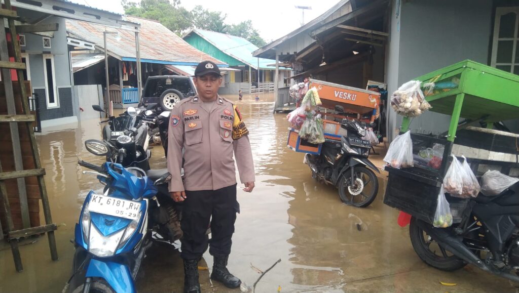 Luapan Sungai Sangatta Rendam Permukiman, Bhabinkamtibmas Polsek Sangatta Utara Lakukan Pemantauan dan Imbauan WhatsApp Image 2026 02 06 at 22.40.09