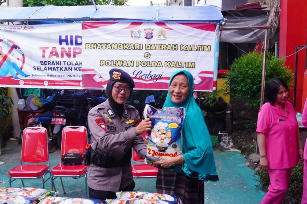 Ratusan Karung Beras Disalurkan Polwan Brimob Bersama Bhayangkari Daerah Kaltim Kepada Warga Gunung Sari Ilir WhatsApp Image 2026 02 07 at 17.20.33