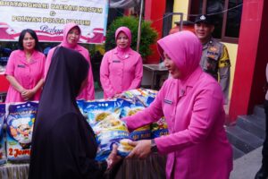Ratusan Karung Beras Disalurkan Polwan Brimob Bersama Bhayangkari Daerah Kaltim Kepada Warga Gunung Sari Ilir 1 WhatsApp Image 2026 02 07 at 17.20.34