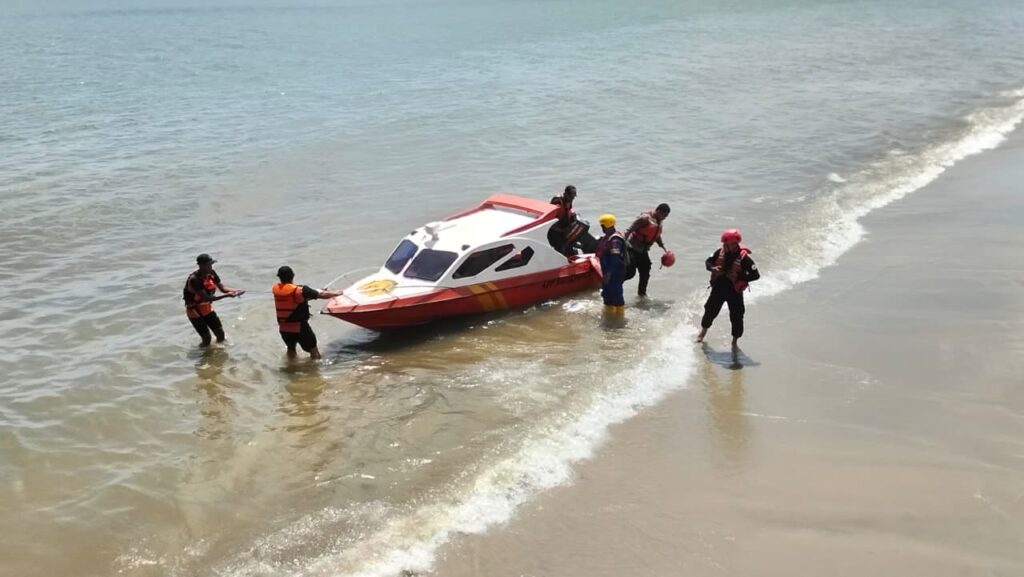 Tim SAR Brimob Intensifkan Operasi Hari Ketiga Pencarian Korban Tenggelam di Pantai Seraya WhatsApp Image 2026 02 08 at 08.22.59