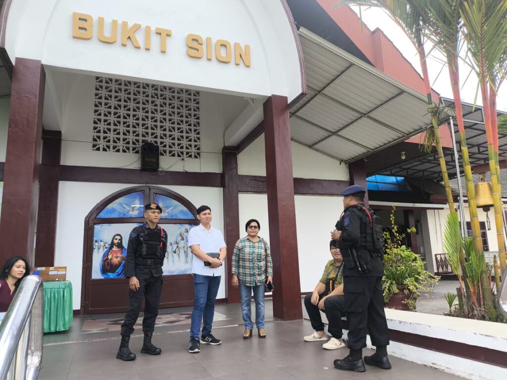 Patroli Humanis Batalyon A Pelopor Brimob Kaltim Pastikan Ibadah Minggu Berjalan Aman dan Kondusif WhatsApp Image 2026 02 08 at 12.03.52