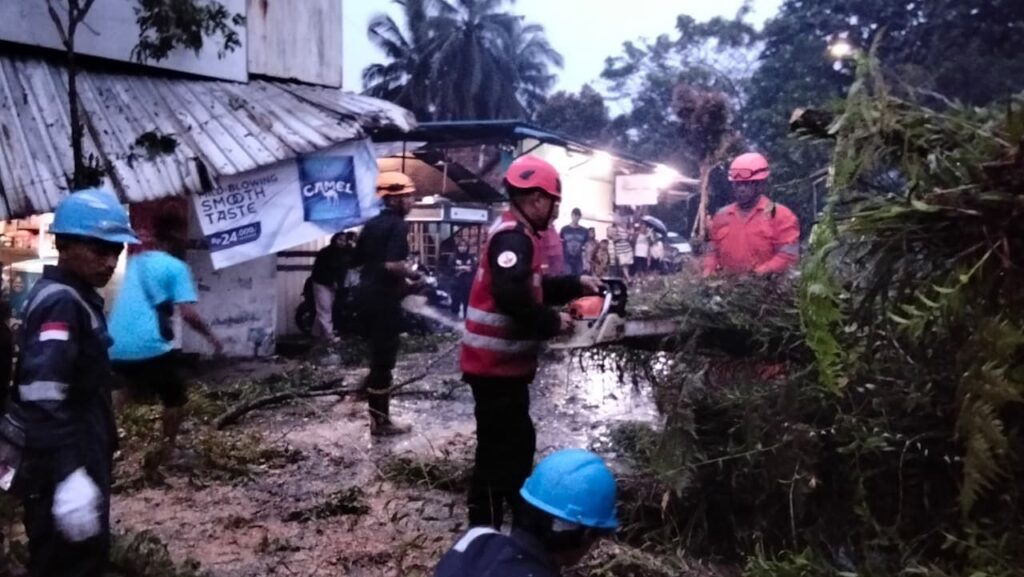 Terima Laporan dari Masyarakat, Tim Respons Bencana Sat Brimob Polda Kaltim Gerak Cepat Lakukan Evakuasi Pohon Tumbang WhatsApp Image 2026 02 09 at 00.40.11