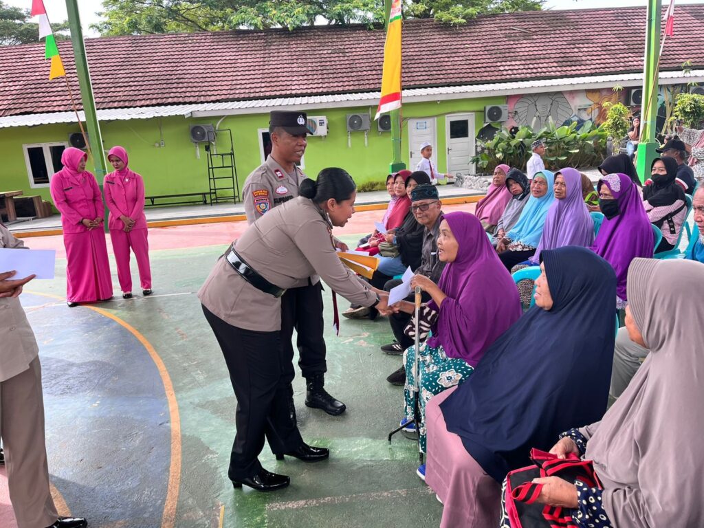 Wujud Kepedulian Sesama, Polwan Polda Kaltim bersama Bhayangkari Berbagi Tali Asih kepada Masyarakat WhatsApp Image 2026 02 09 at 15.05.48
