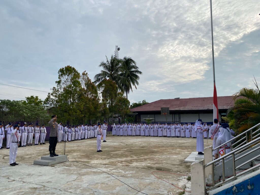 Kapolsek Muara Pahu Jadi Inspektur Upacara di SMPN 1 Muara Pahu, Tanamkan Nilai Disiplin Pelajar WhatsApp Image 2026 02 09 at 15.32.44