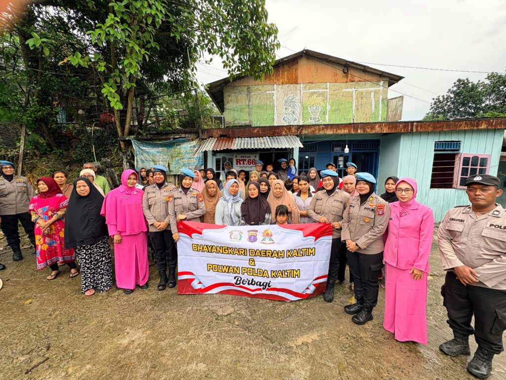 Polwan Bid Propam Bersama Bhayangkari Salurkan Baksos “Polda Kaltim Berbagi” di Batu Ampar WhatsApp Image 2026 02 10 at 13.44.27