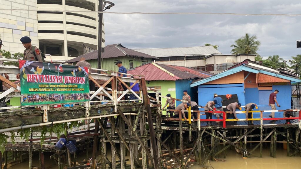 Satbrimob Polda Kaltim Bersama Warga Revitalisasi Jembatan RT 25 Kelurahan Damai, Tingkatkan Keselamatan dan Kenyamanan WhatsApp Image 2026 02 11 at 08.55.01