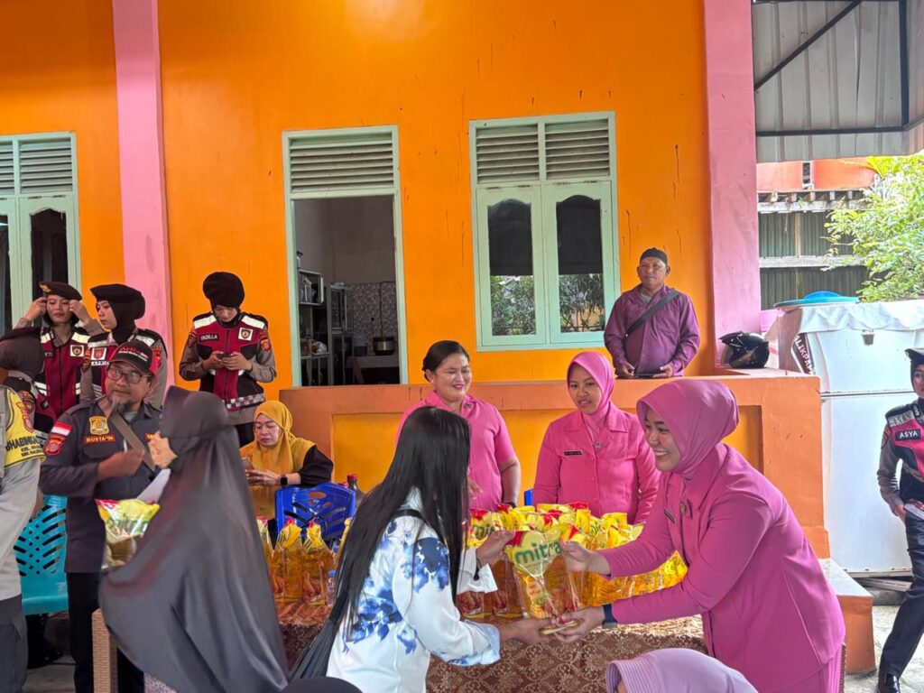 Polwan dan Bhayangkari Polda Kaltim Berbagi, Salurkan 100 Paket Minyak Goreng kepada Warga WhatsApp Image 2026 02 11 at 12.05.42