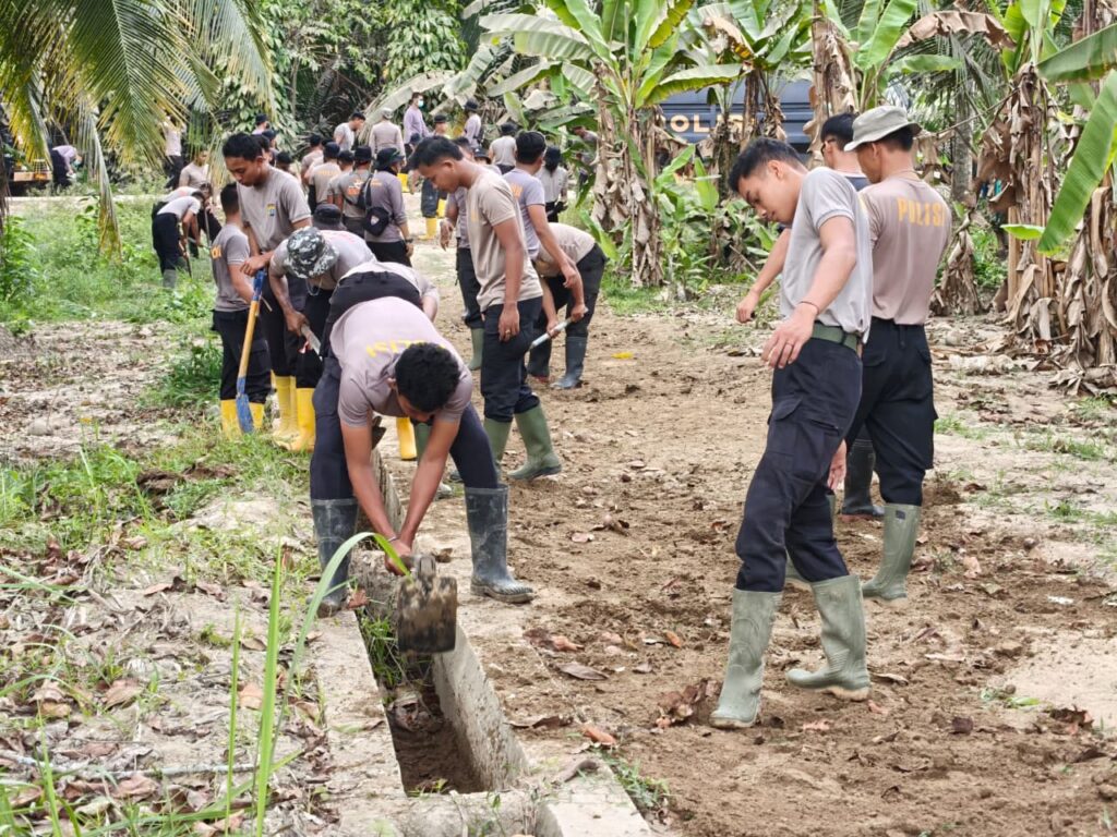 Pulihkan Akses Mobilitas Masyarakat Pasca Bencana, BKO Sat Brimob Polda Kaltim Bantu Bersihkan Jalan Desa di Sawang Aceh Utara WhatsApp Image 2026 02 12 at 07.42.17