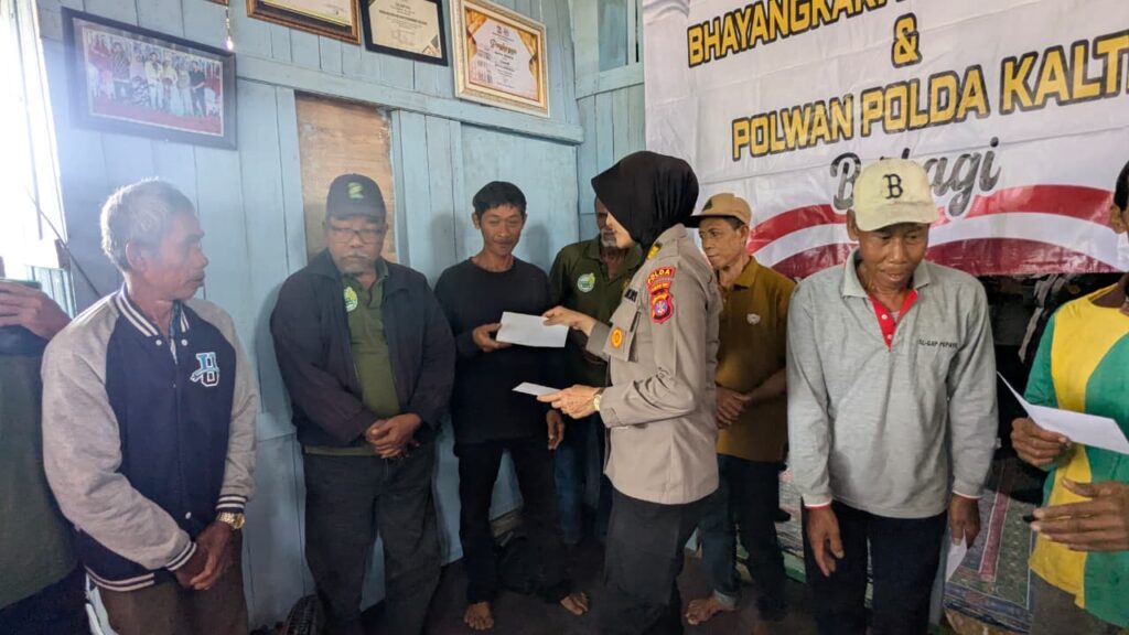 Wujud Aksi Kepedulian, Polwan Polda Kaltim Bersama Bhayangkari Berbagi Tali Asih kepada Masyarakat WhatsApp Image 2026 02 12 at 11.29.02