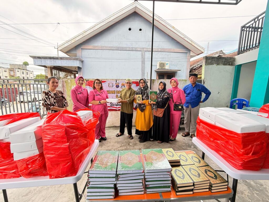 Tebar Kepedulian, Polwan Ditreskrimsus Polda Kaltim dan Bhayangkari Berbagi di Masjid Baitul Izza Balikpapan WhatsApp Image 2026 02 13 at 12.04.55