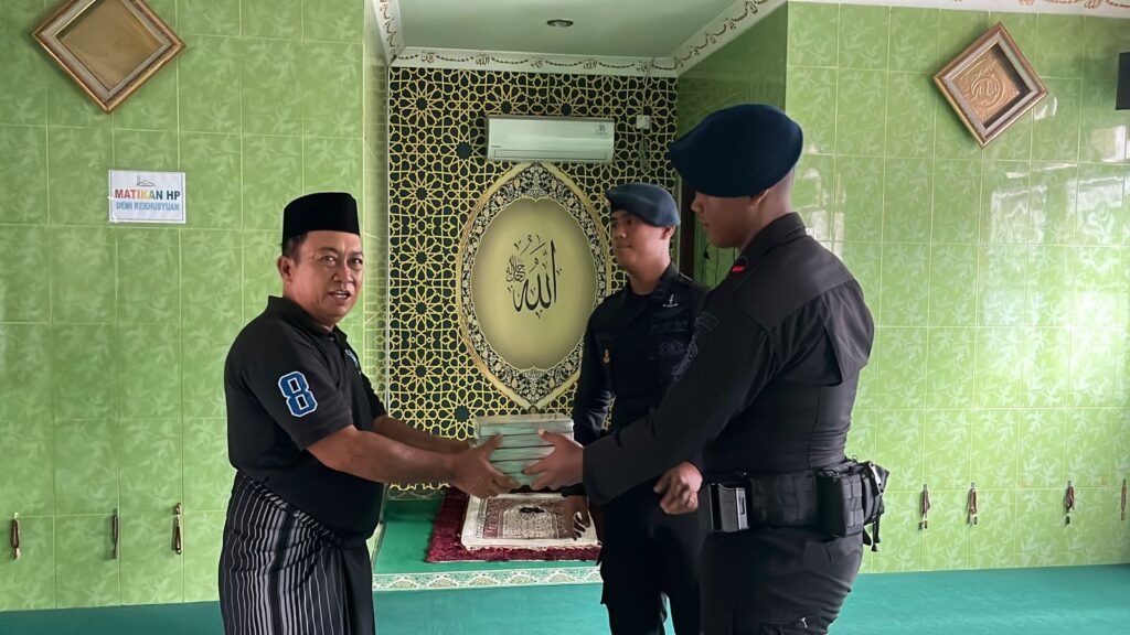 Batalyon A Pelopor Satbrimob Polda Kaltim Perkuat Silaturahmi, Salurkan Al-Qur’an ke Mushola Baiturrahman Balikpapan WhatsApp Image 2026 02 13 at 15.27.41