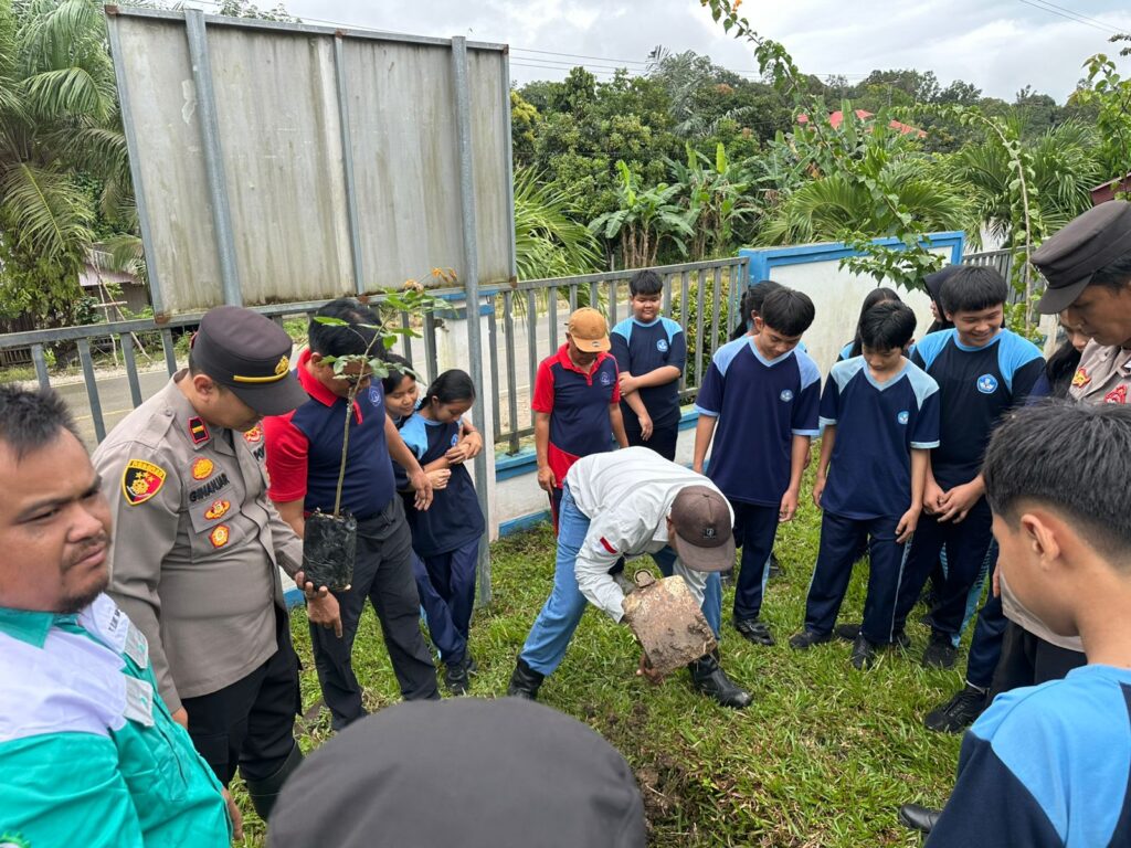 Polsek Siluq Ngurai Bersama PT KWL Tanamkan Kepedulian Lingkungan Lewat Aksi Tanam Pohon di SMPN 01 Siluq Ngurai WhatsApp Image 2026 02 14 at 08.30.23 1