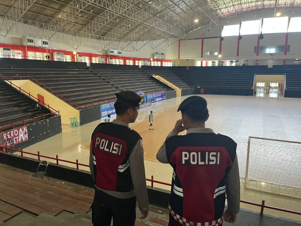 Sat Samapta Polres Kutai Barat Pastikan Keamanan Turnamen Futsal di GOR Desnan WhatsApp Image 2026 02 16 at 11.50.33