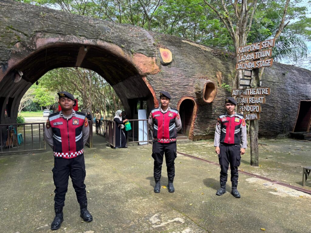 Libur Panjang, Sat Samapta Polres Kukar Intensifkan Patroli Humanis di Wisata Ladaya WhatsApp Image 2026 02 18 at 09.16.42