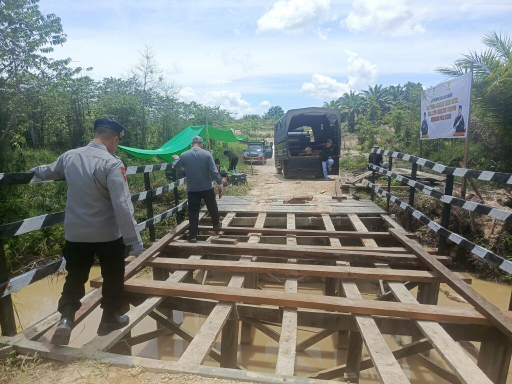 Wujudkan Kelancaran Akses Mobilitas untuk Masyarakat, Sat Brimob Polda Kaltim Hadir di Pelosok Perbaiki Jembatan Desa Tumbit Dayak WhatsApp Image 2026 02 18 at 09.34.43 1