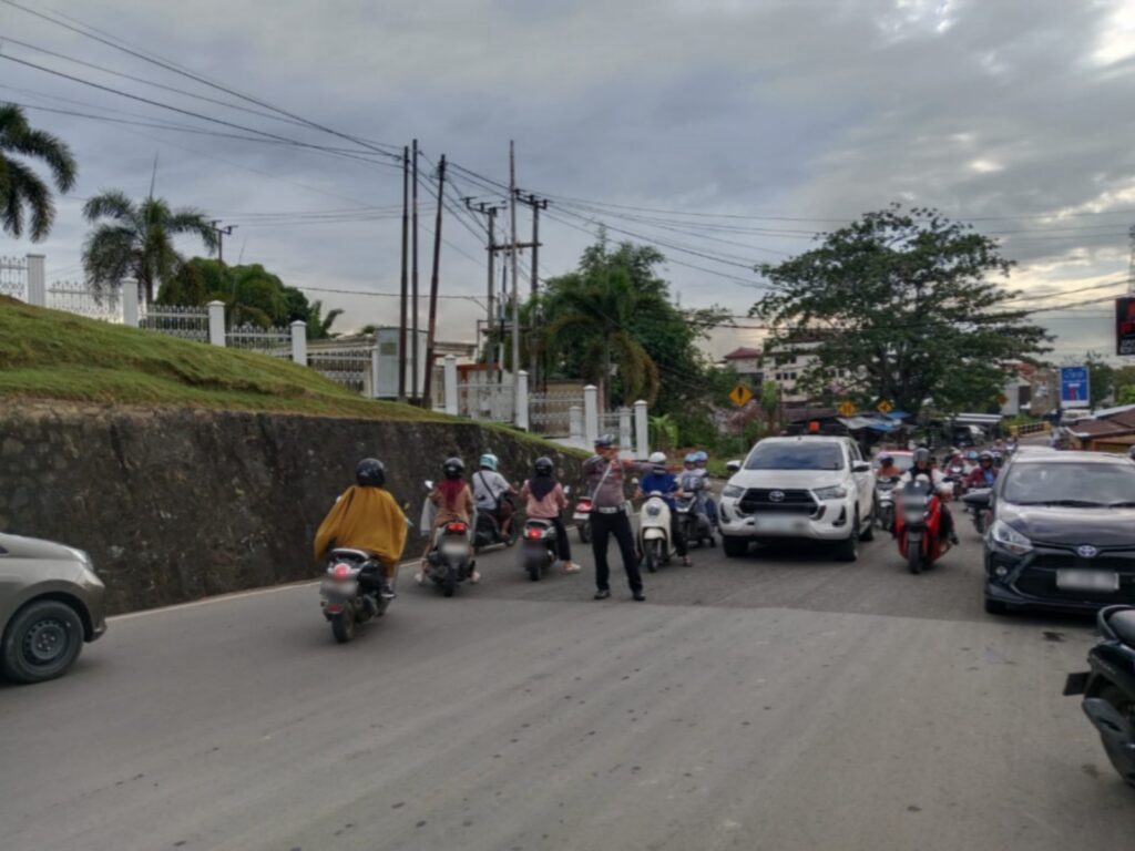 Ciptakan Kamseltibcarlantas, Polres Paser Optimalkan Pengaturan Arus Lalin di Sejumlah Titik pada Pagi Hari WhatsApp Image 2026 02 18 at 11.15.06