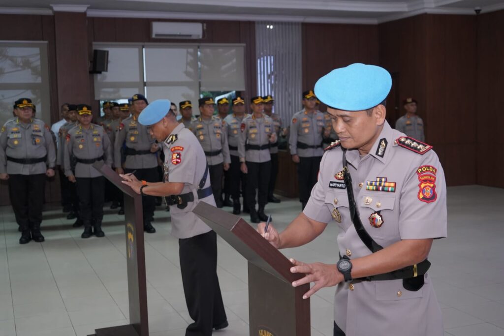 Kapolda Kaltim Pimpin Sertijab Kabid Propam, Kombes Pol Hariyanto Resmi Gantikan Kombes Pol Teguh Nugroho WhatsApp Image 2026 02 19 at 12.01.32