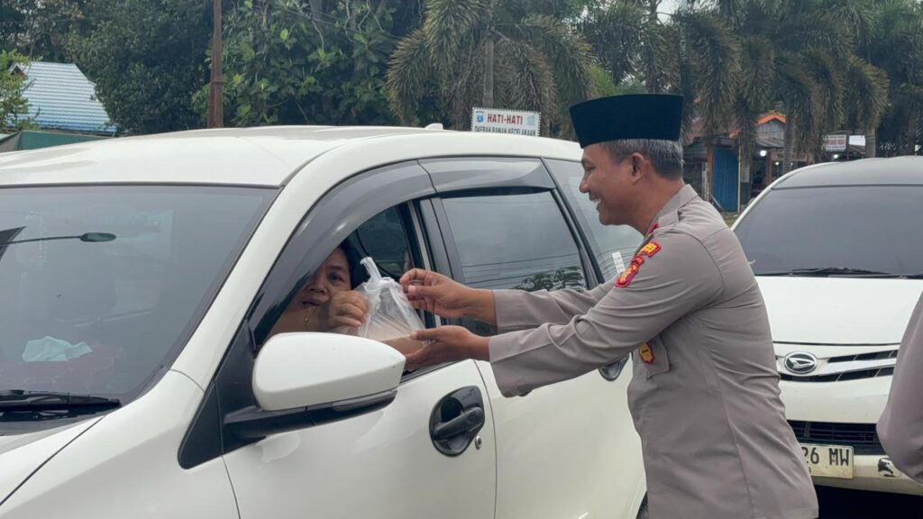 Wakapolres Kutai Barat Turun Langsung Bagikan Takjil, Pererat Silaturahmi di Bulan Ramadan WhatsApp Image 2026 02 20 at 08.41.05