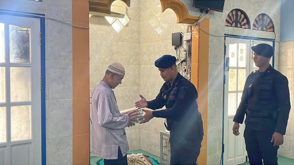 Jemput Keberkahan di Bulan Suci Ramadhan, Sat Brimob Polda Kaltim Bagikan Mushaf Al-Qur’an ke Mushola WhatsApp Image 2026 02 21 at 10.41.32