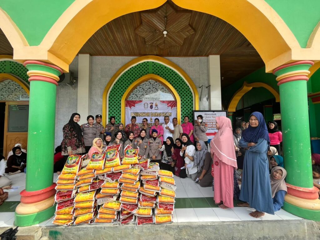 Wujud Kepedulian Berbagi di Bulan Suci Ramadhan, Polwan Polda Kaltim Bersama Bhayangkari Bagikan Paket Sembako untuk Masyarakat WhatsApp Image 2026 02 21 at 10.53.03
