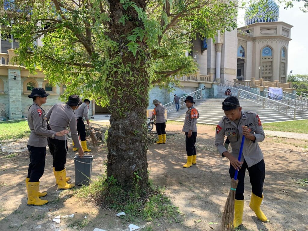 Aksi Kemanusiaan Brimob Kaltim, Bersihkan Masjid Islamic Center Lhokseumawe Pasca Banjir Bandang WhatsApp Image 2026 02 22 at 13.32.42