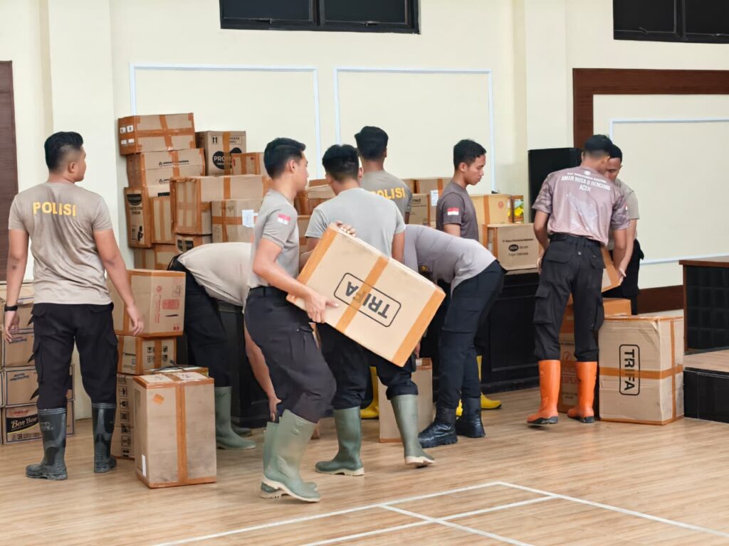 Satbrimob Polda Kaltim Distribusikan Bantuan Kapolri dan Lakukan Aksi Bersih Pascabanjir di Lhokseumawe WhatsApp Image 2026 02 23 at 03.33.58