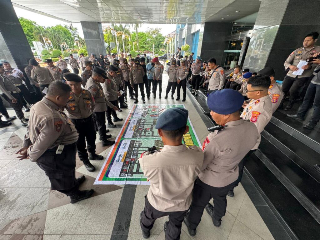Pastikan Berjalan Aman dan Kondusif, Sat Brimob Polda Kaltim Gelar Pengamanan Aksi Unras di Kantor Gubernur Kaltim WhatsApp Image 2026 02 24 at 09.25.59